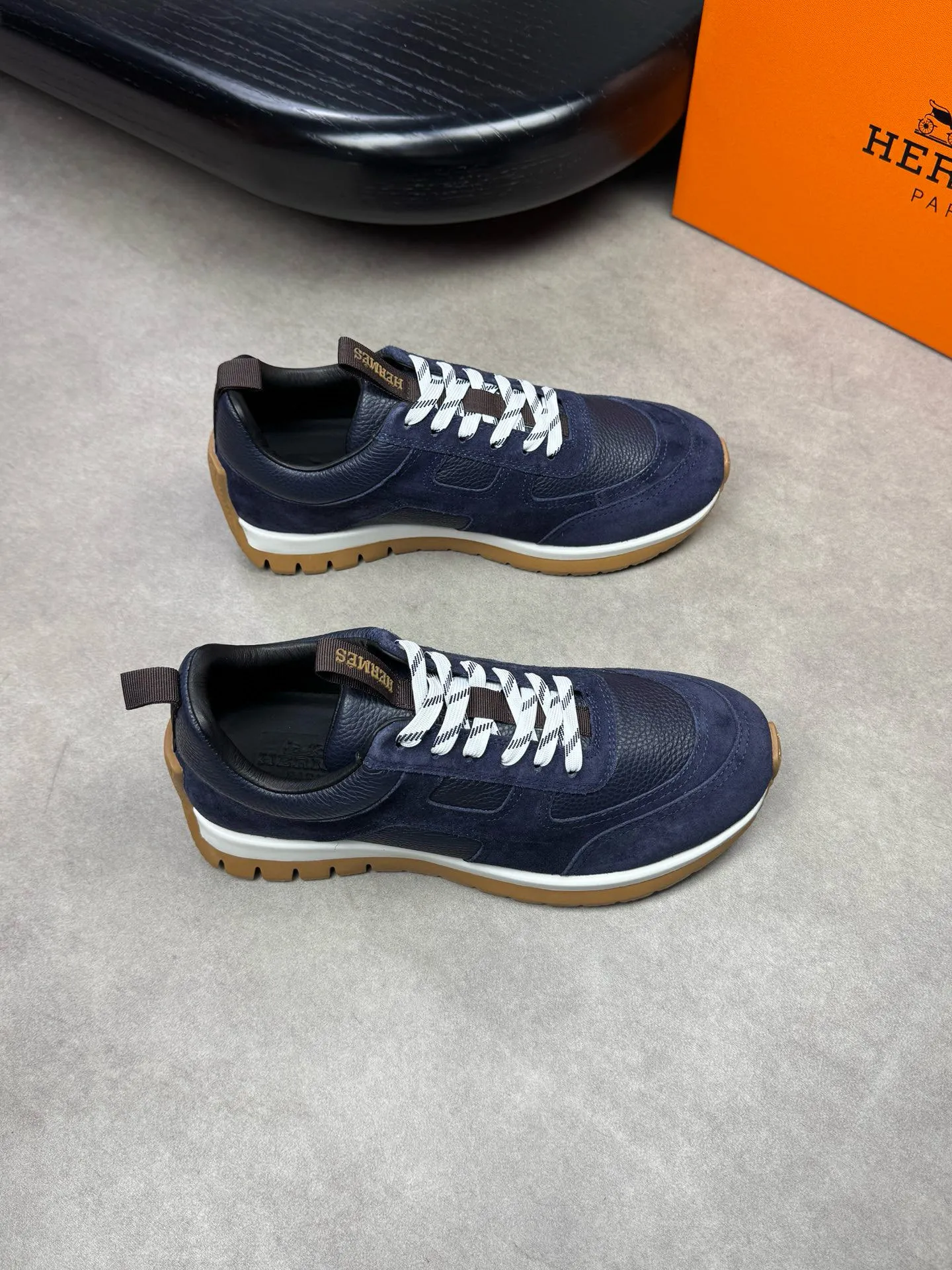 [HERMES] Hermes men's shoes 💰: 800💰 - High-end quality original items 🔍🔍🔍 casual sports shoes - Upper: 🔝 pebbled calfskin, suede calfskin, shoe body forged ´H´ totem, tongue webbing injection molded brand logo - Lining: brand canvas, foot pads; water-dyed cowhide -Outsole: Ultra-light T men's shoes 💰U foam; two-color molded outsole -Ultra-high quality control and fine workmanship: highlighted (high-end, extravagance, grade) -Size: 38-44 (45, can be customized)